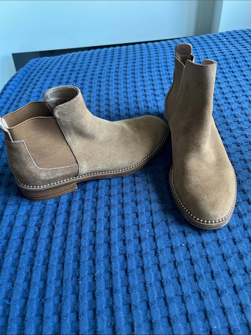 Women’s Suede Chelsea Boots in Tan